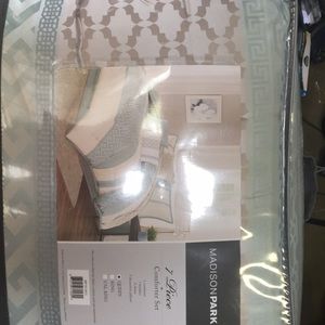 7 pc queen size comforter set.